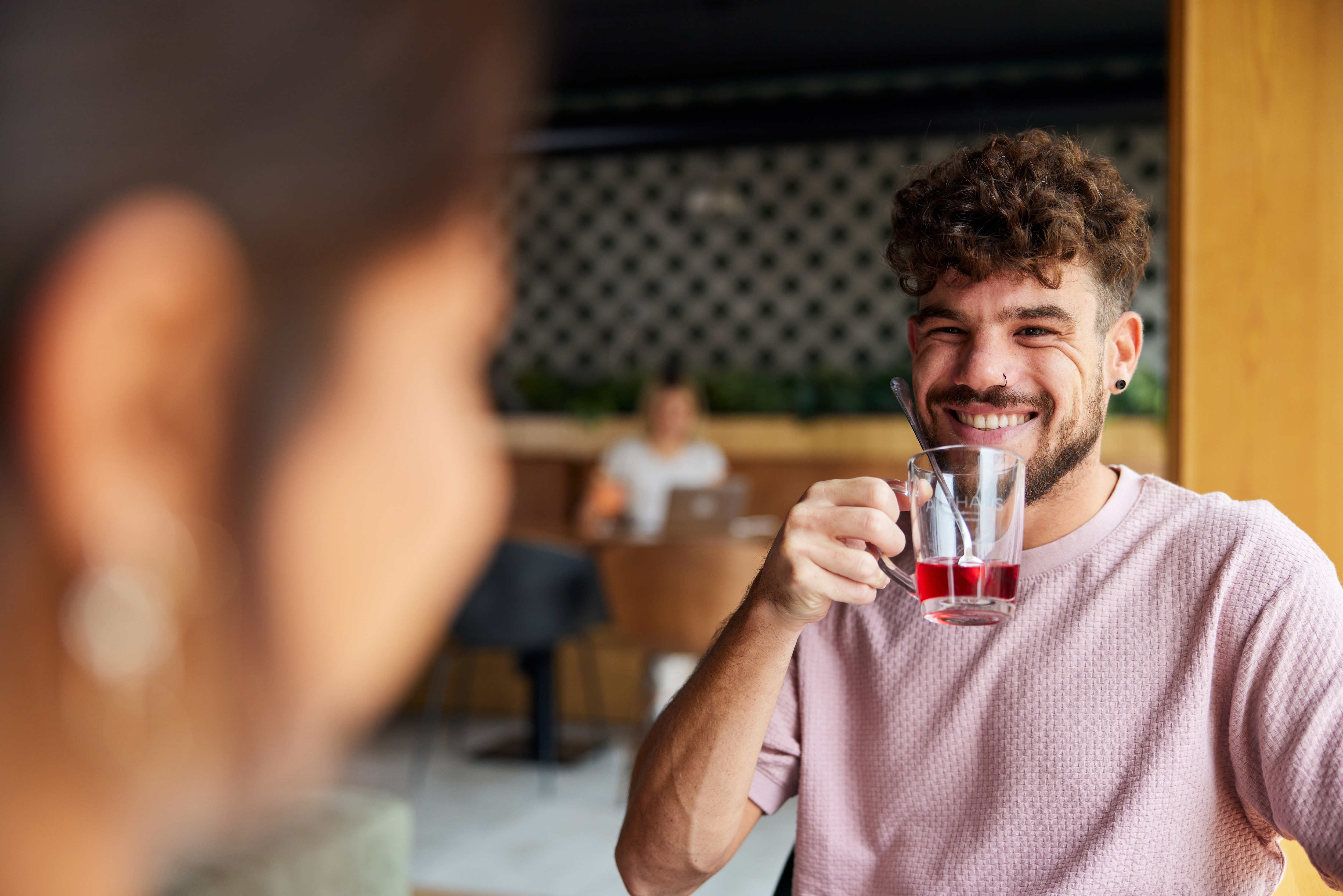Persona tomando té negro por sus antioxidantes