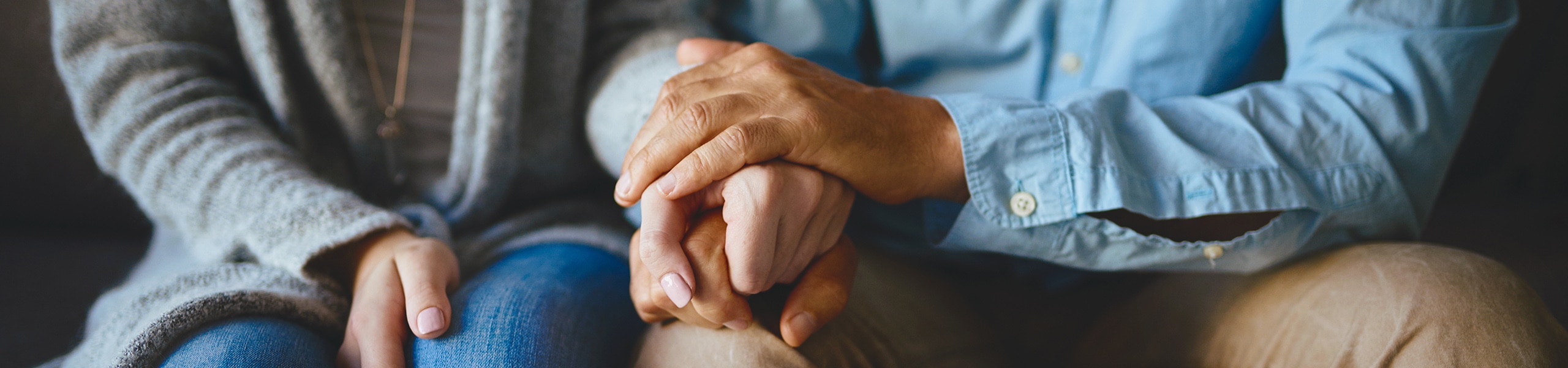 Una pareja de edad avanzada tomados de la mano