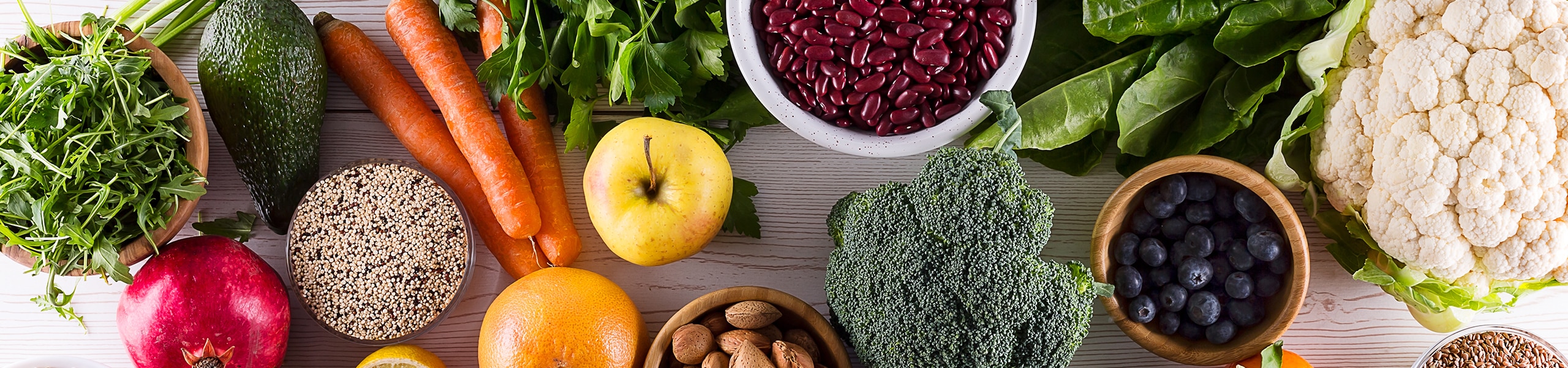 Mesa llena de vegetales, frutas y otros alimentos antiinflamatorios coloridos