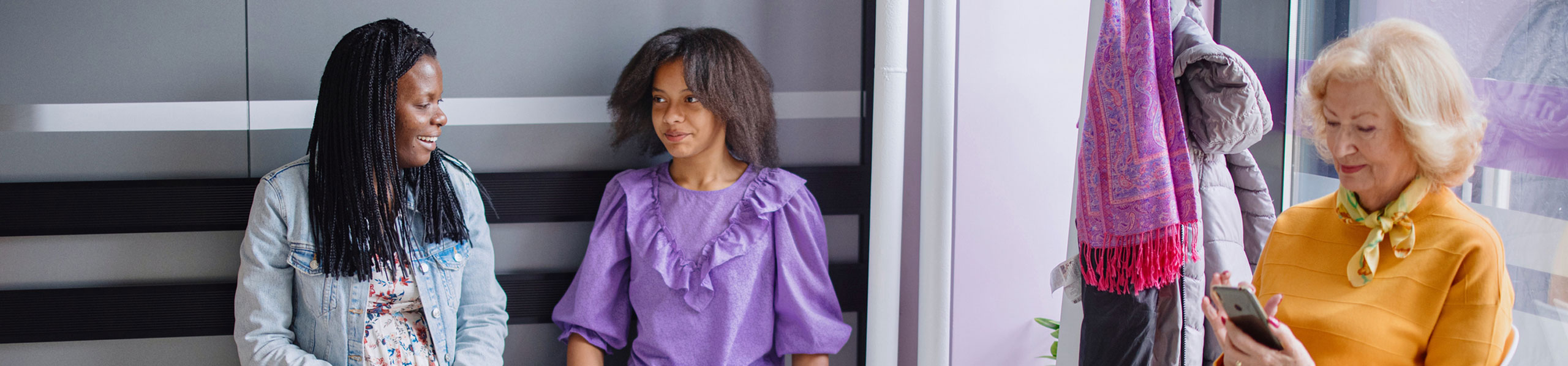 Una adolescente con su madre en una sala de espera 