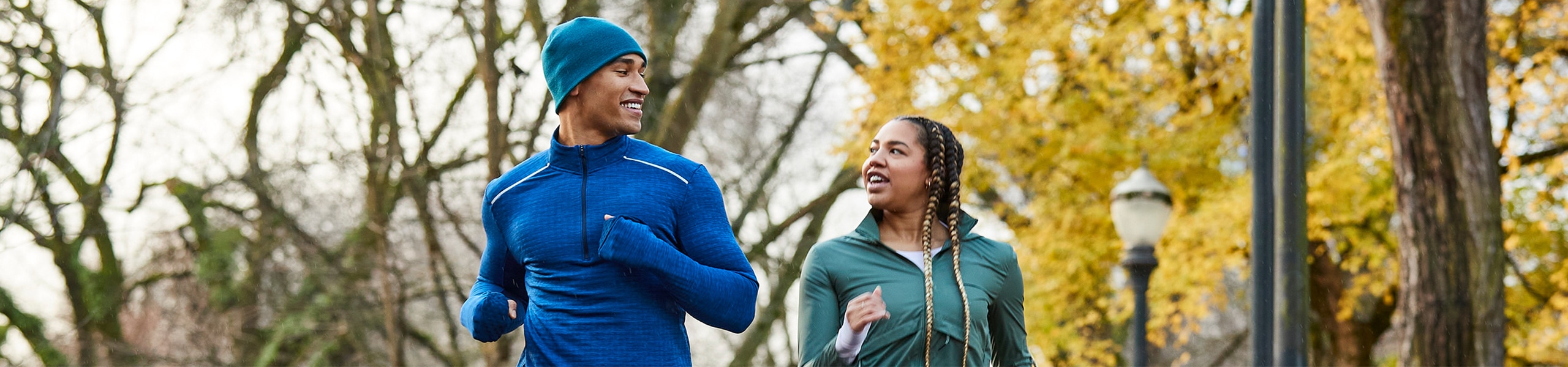 Pareja feliz que camina al aire libre