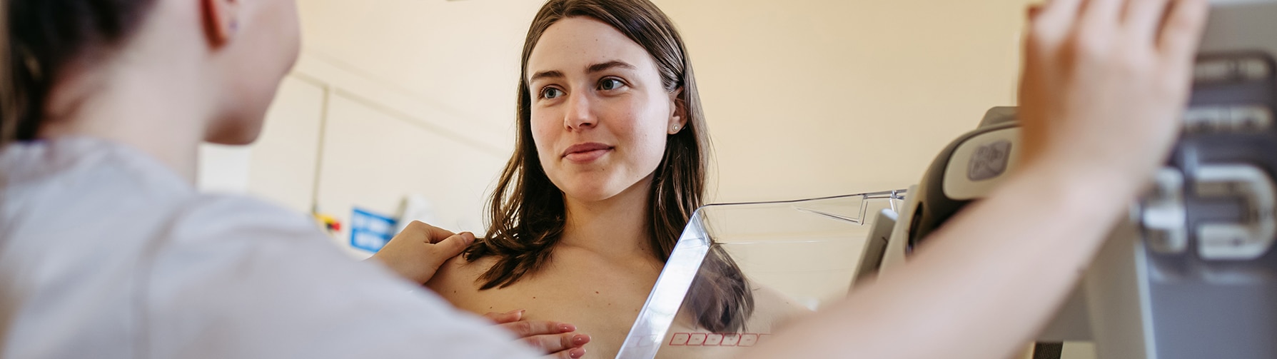 Mujer haciéndose una mamografía