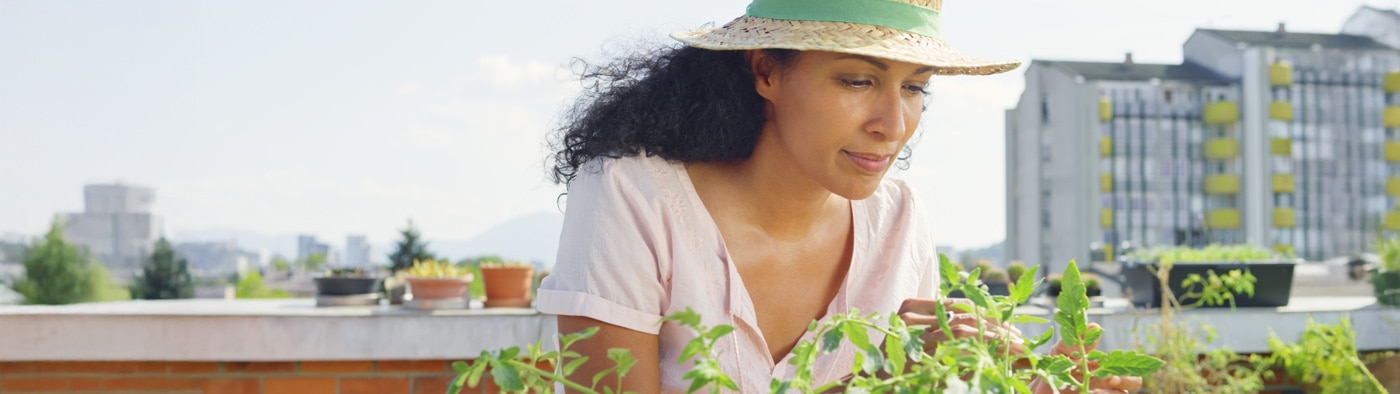 Una mujer haciendo jardinería en la azotea