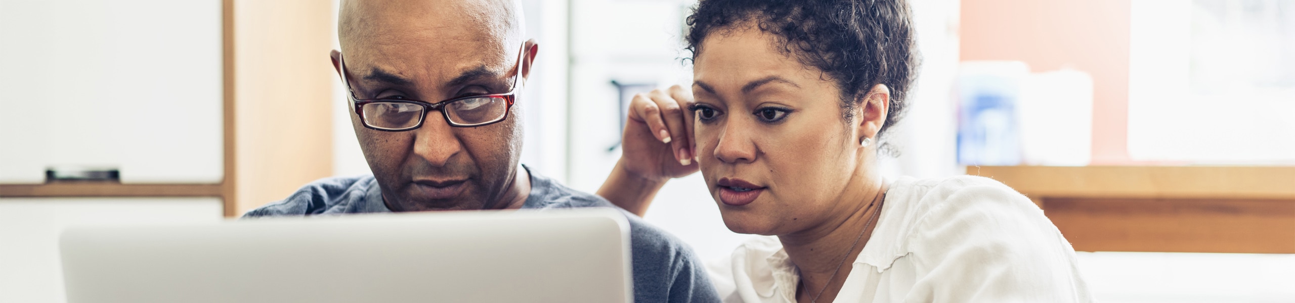 Pareja mirando una computadora portátil
