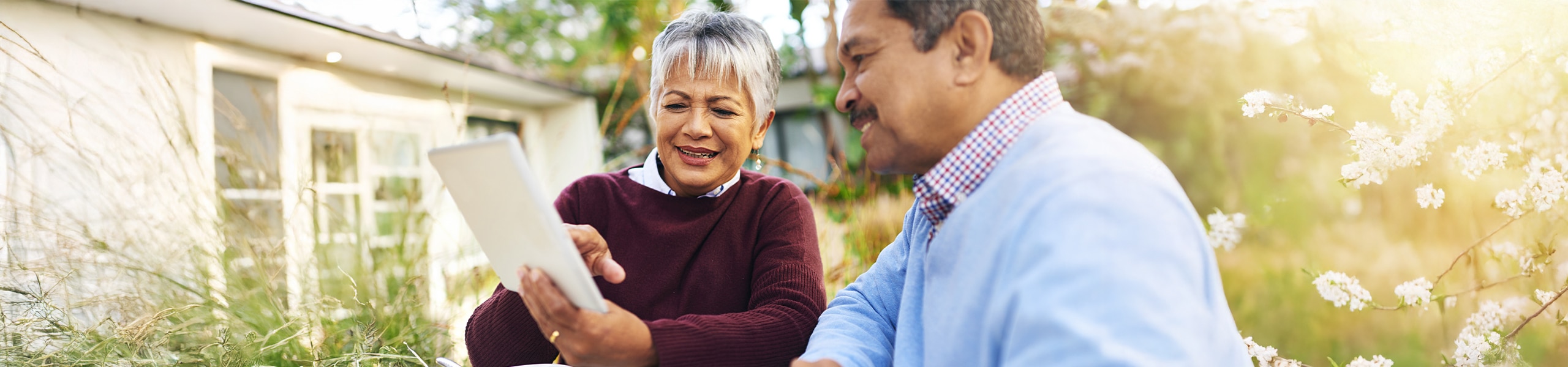 Personas leyendo información de salud en línea