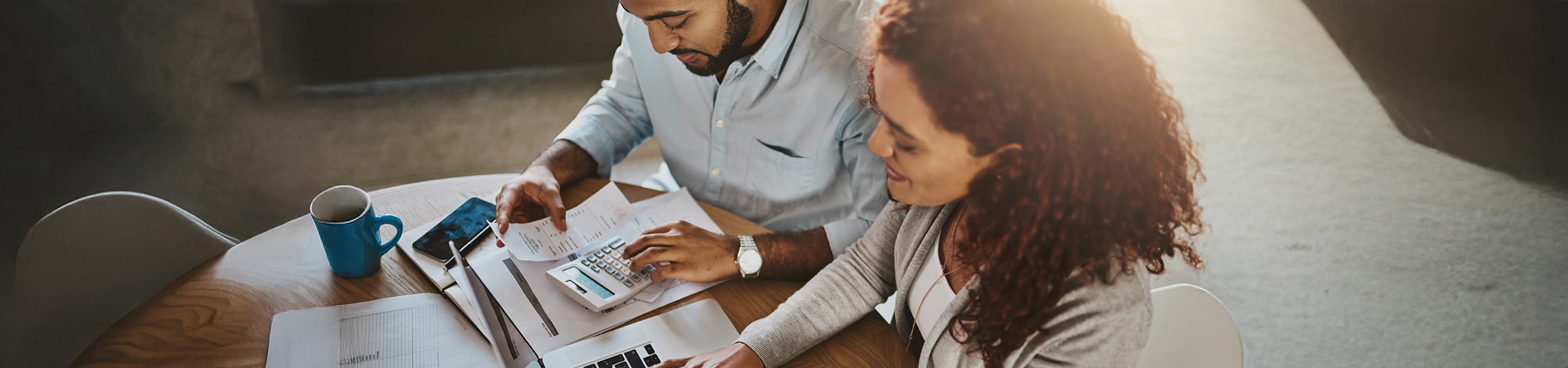 Dos personas revisando documentación del seguro