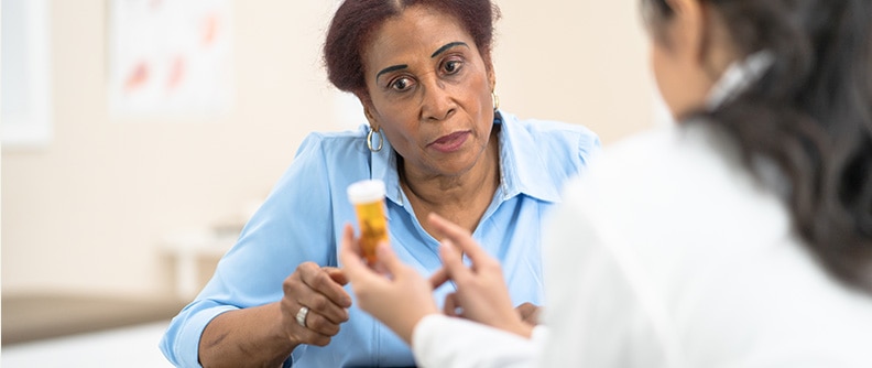 Doctora y paciente hablando sobre las píldoras