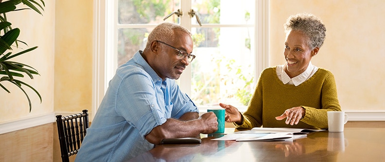 Two people discuss diabetes while sitting at a table (en inglés)