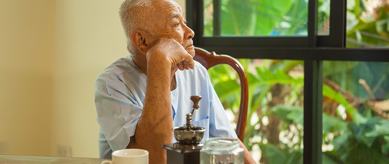 Hombre inmerso en sus pensamientos