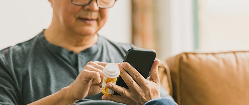 Hombre que registra sus medicamentos en línea