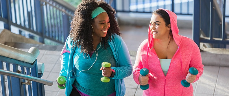 Dos mujeres haciendo ejercicio al aire libre