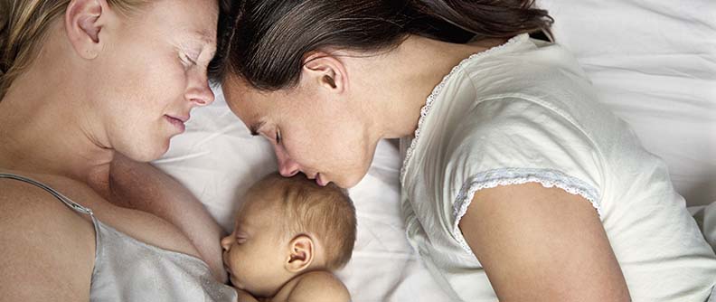 Familia joven con un bebé.