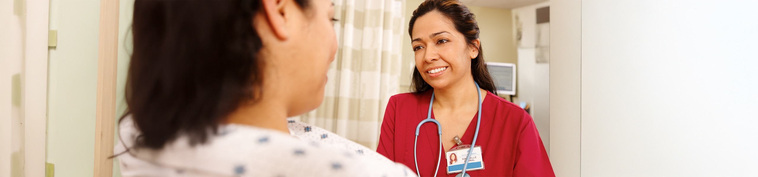 Paciente y profesional de la salud conversando sobre el cuidado