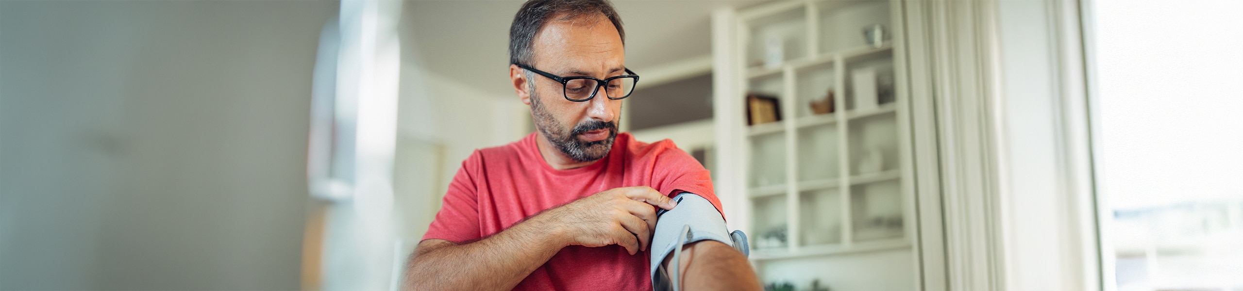 Persona tomándose la presión arterial en casa