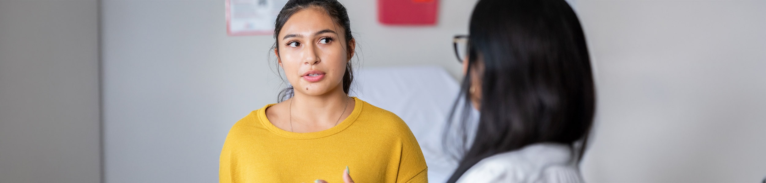 Una persona conversando con su médica