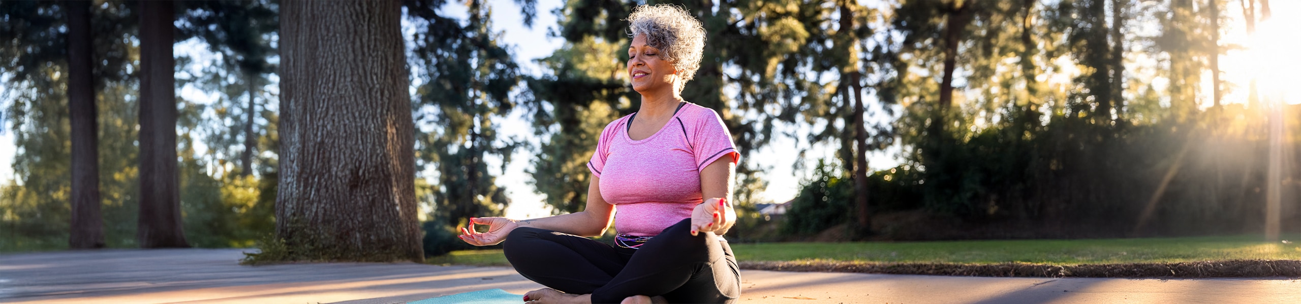 Persona meditando al aire libre