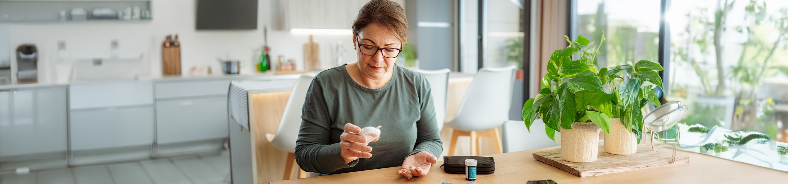 Persona monitoreando su salud en casa