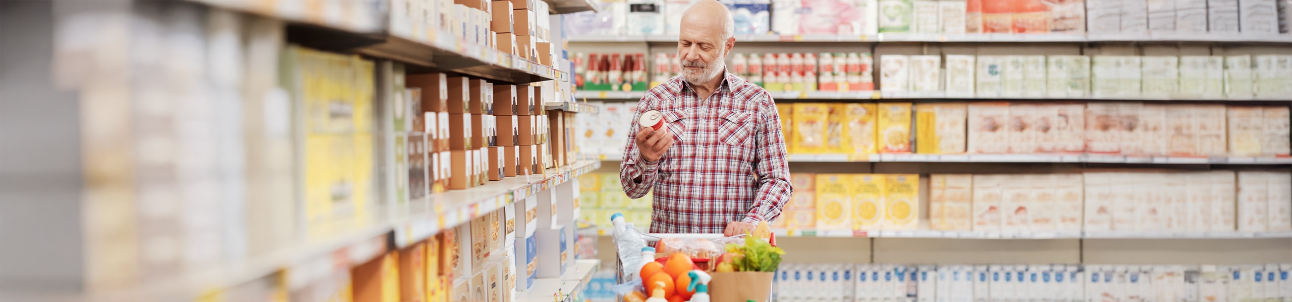 Una persona comprando alimentos saludables