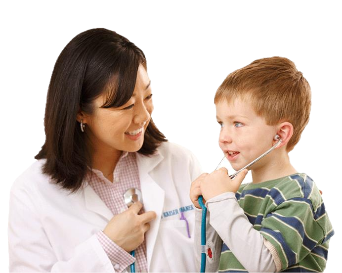 Una doctora deja que un niño escuche su estetoscopio. 