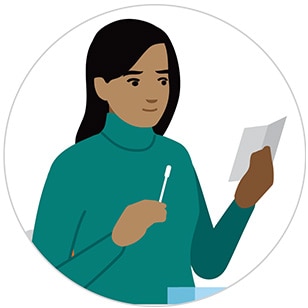 Persona insertando un hisopo de algodón en una fosa nasal