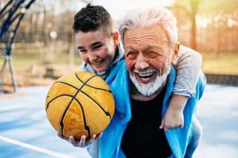 Abuelo jugando al básquetbol con su nieto