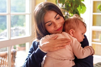 Madre abrazando a su bebé