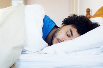 Persona enferma durmiendo en una cama