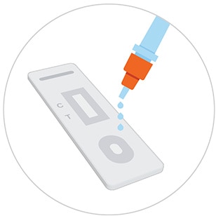 Gotas cayendo del tubo de ensayo sobre la tira reactiva