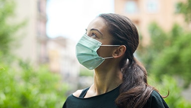 Persona con una mascarilla al aire libre