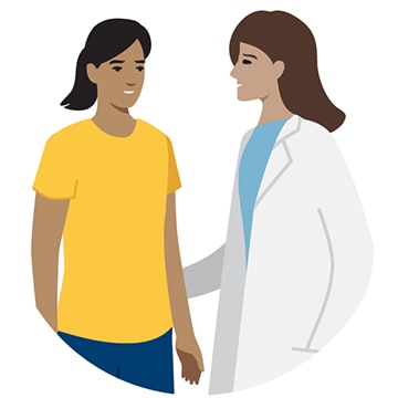 Médico y miembro discutiendo la atención