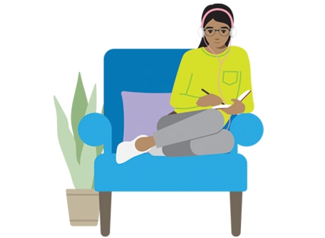 Persona joven sentada en una silla escribiendo un diario