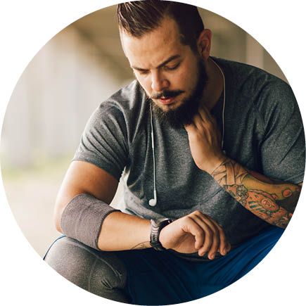 Una persona controlando su pulso