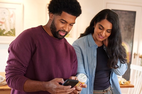 Pareja volviendo a surtir un medicamento recetado desde el teléfono