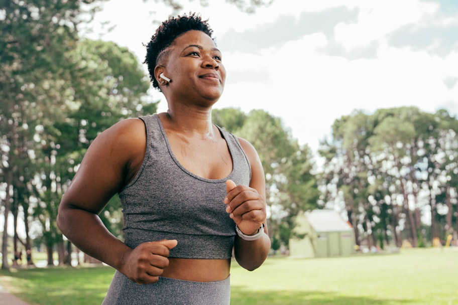 Persona trotando en un parque