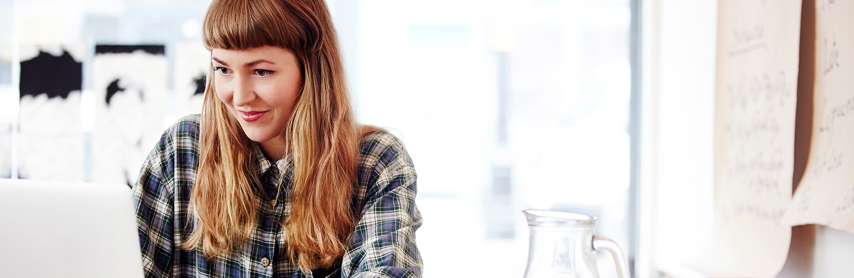 Persona administrando su atención en línea