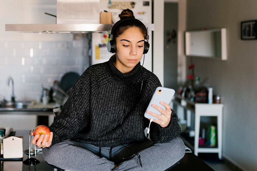 Persona leyendo su teléfono mientras escucha música