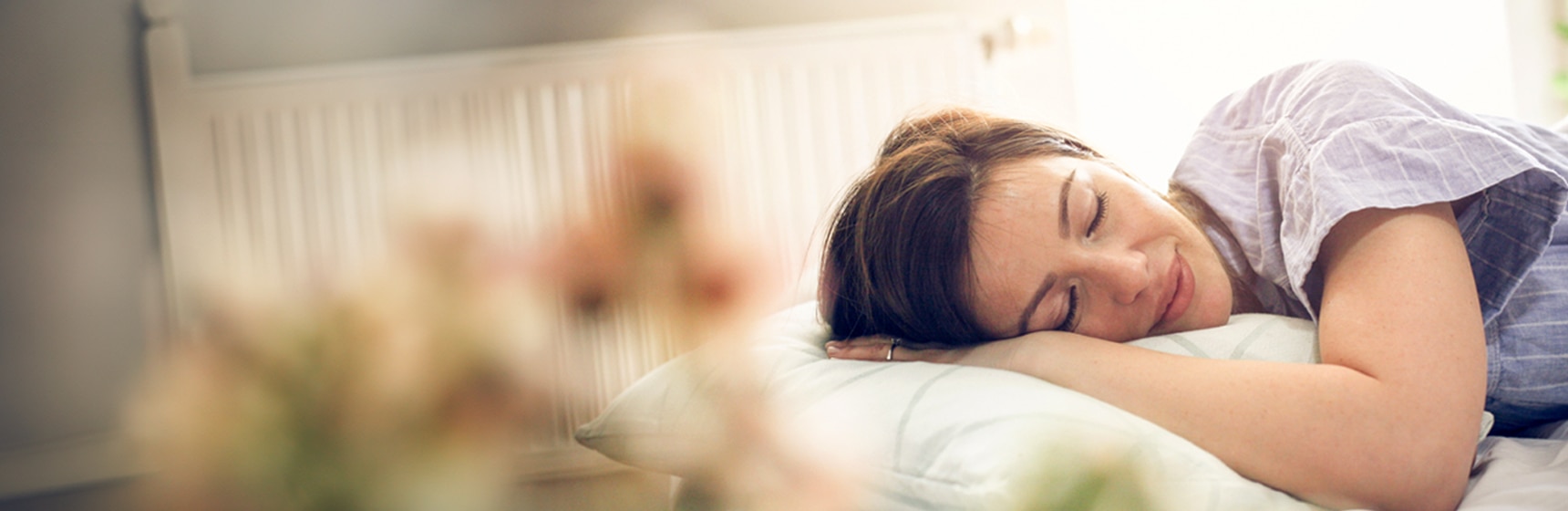 Persona durmiendo plácidamente en una cama