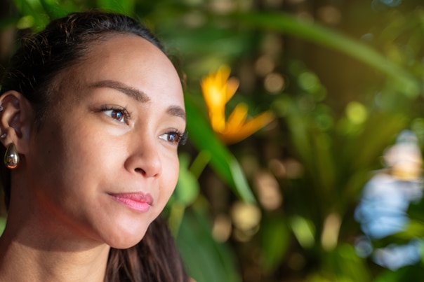 Persona sonriente que demuestra confianza