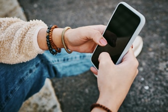 Persona escribiendo en un celular
