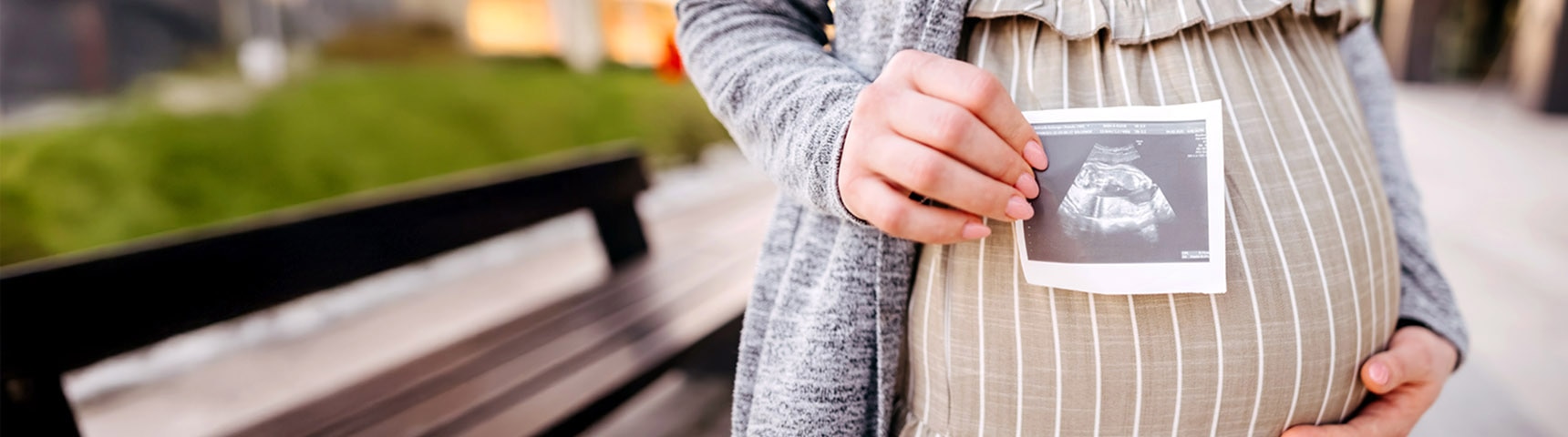 Persona embarazada sosteniendo una imagen de ultrasonido