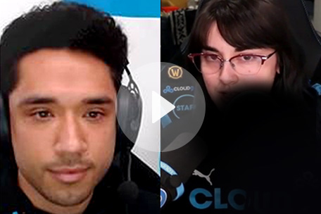 Persona con audífonos hablando con otra en una videollamada