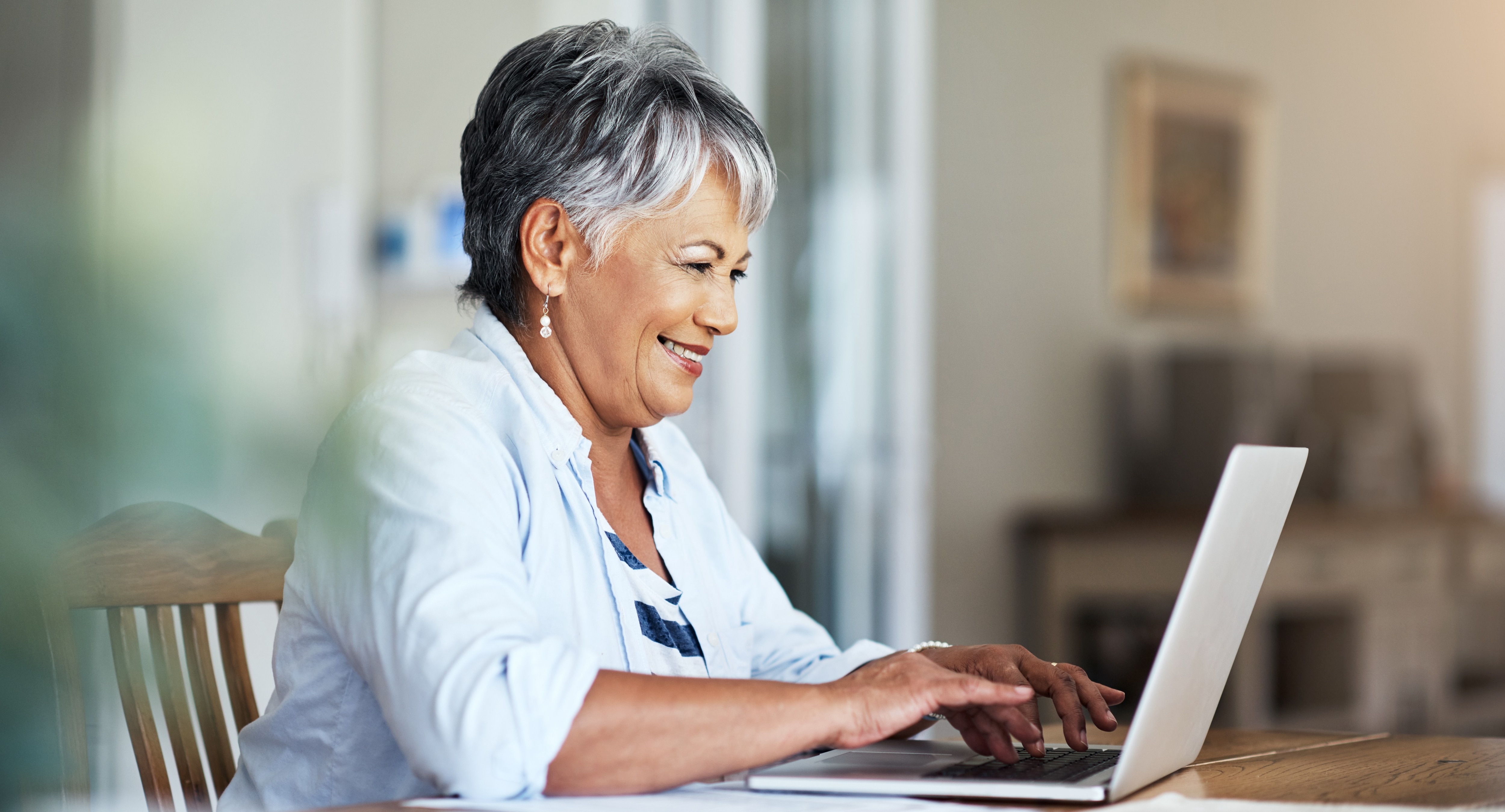 Woman in front the computer