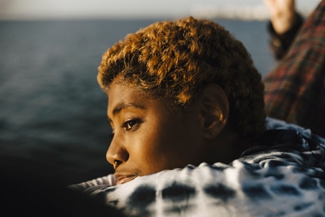 Persona joven mirando el horizonte