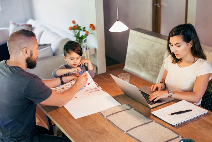 Una familia revisando documentos en casa