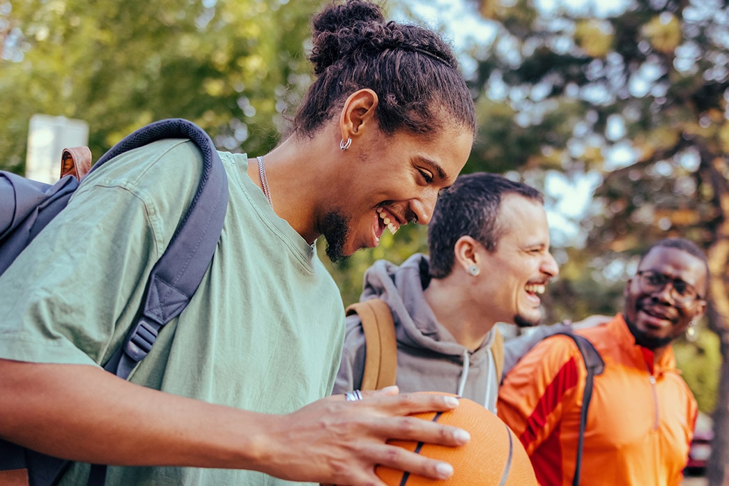 Amigos caminando con una pelota de baloncesto