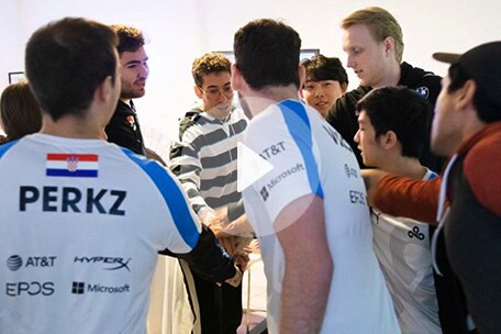 Dos atletas saludando a sus fans