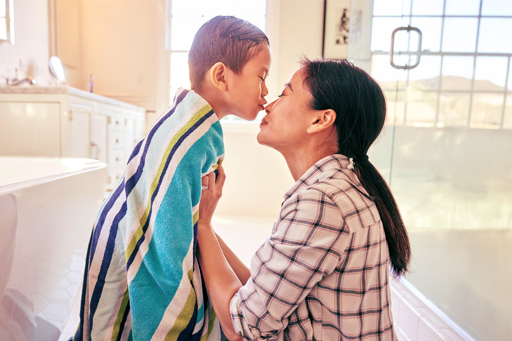 Niño besando a su madre después del baño