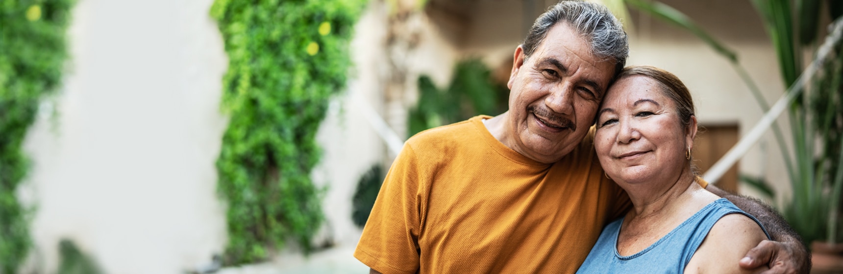 Pareja agarrada del brazo y sonriendo