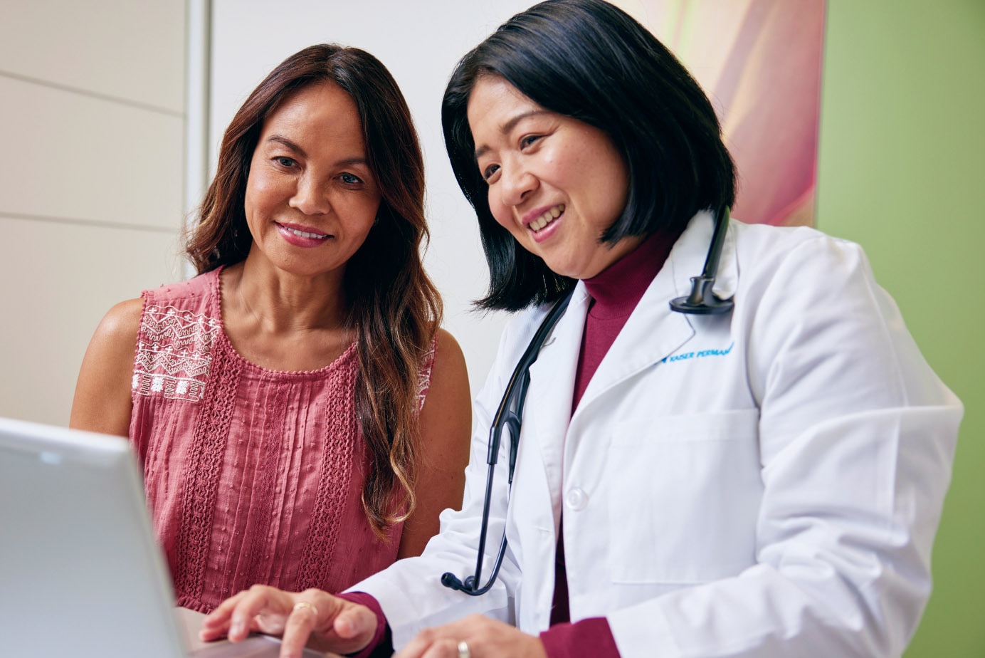 Médico y paciente revisando la historia clínica del paciente