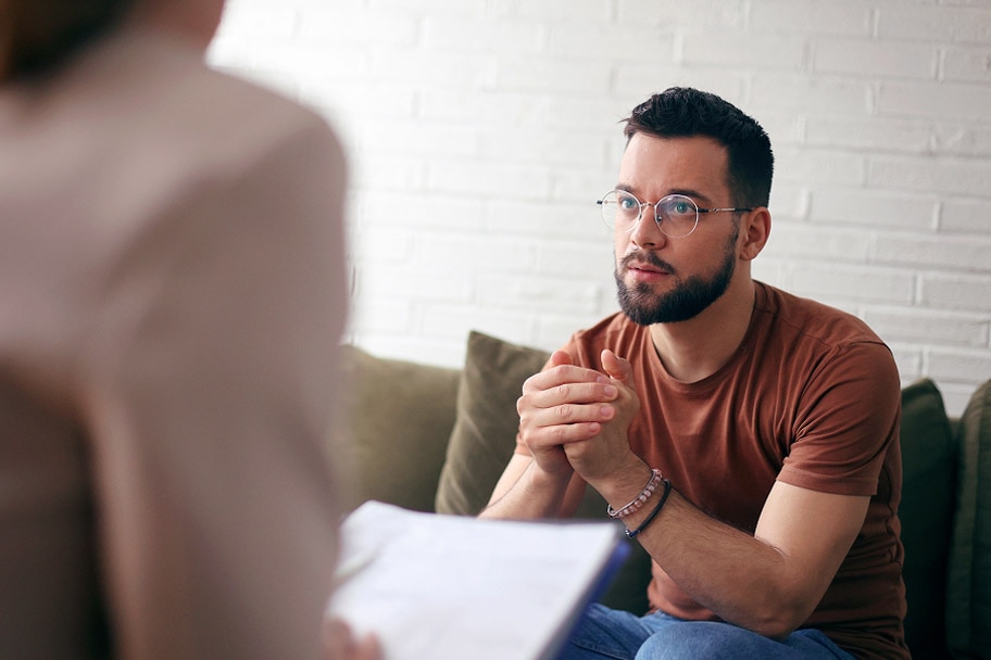 Médico y paciente hablando